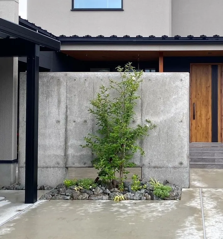 石川県の外構工事で美しい擁壁、自然な植栽、照明によるガーデニングを実現