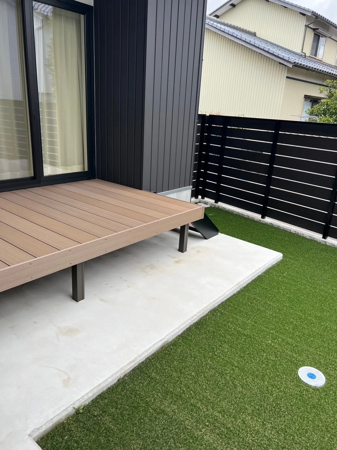 石川県で外構施工！おしゃれなウッドデッキ＆人工芝スペースデザイン