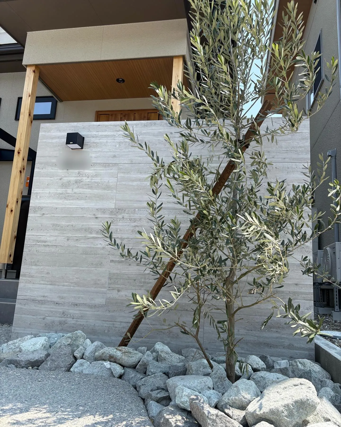 杉板風タイル門柱と、可愛らしく切り抜いた花壇🌳💕