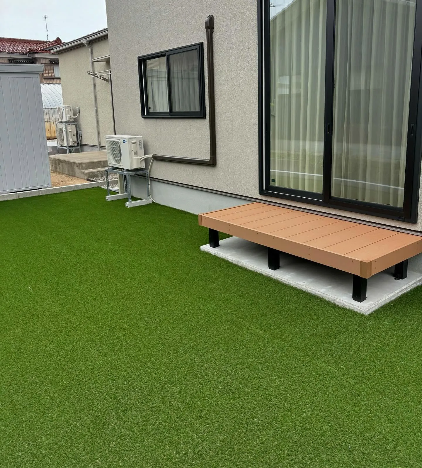 人工芝とYKKリウッドデッキ200を施工しました🪴